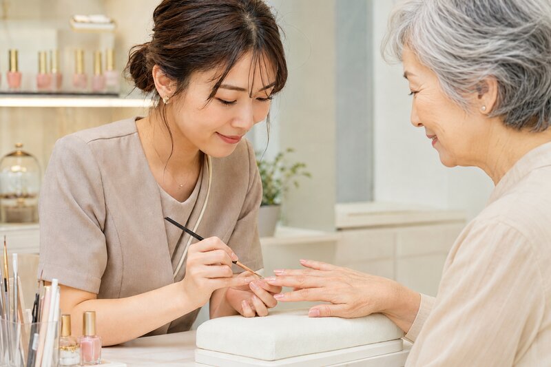 ネイリストに爪のお手入れをしてもらう利用者さま