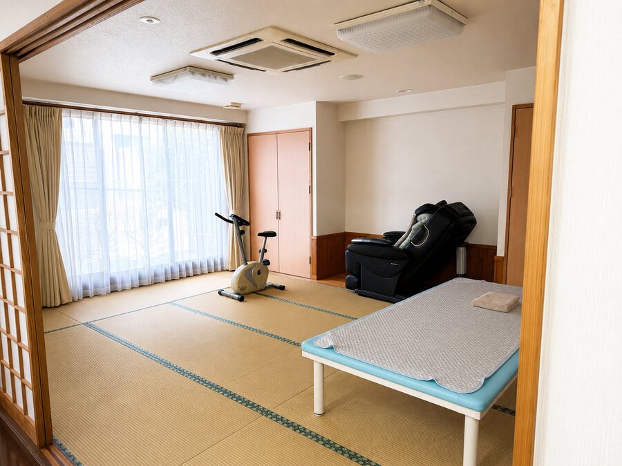 畳と障子の落ち着いた和室。マッサージチェアや施術ベッドも備えたくつろぎの空間